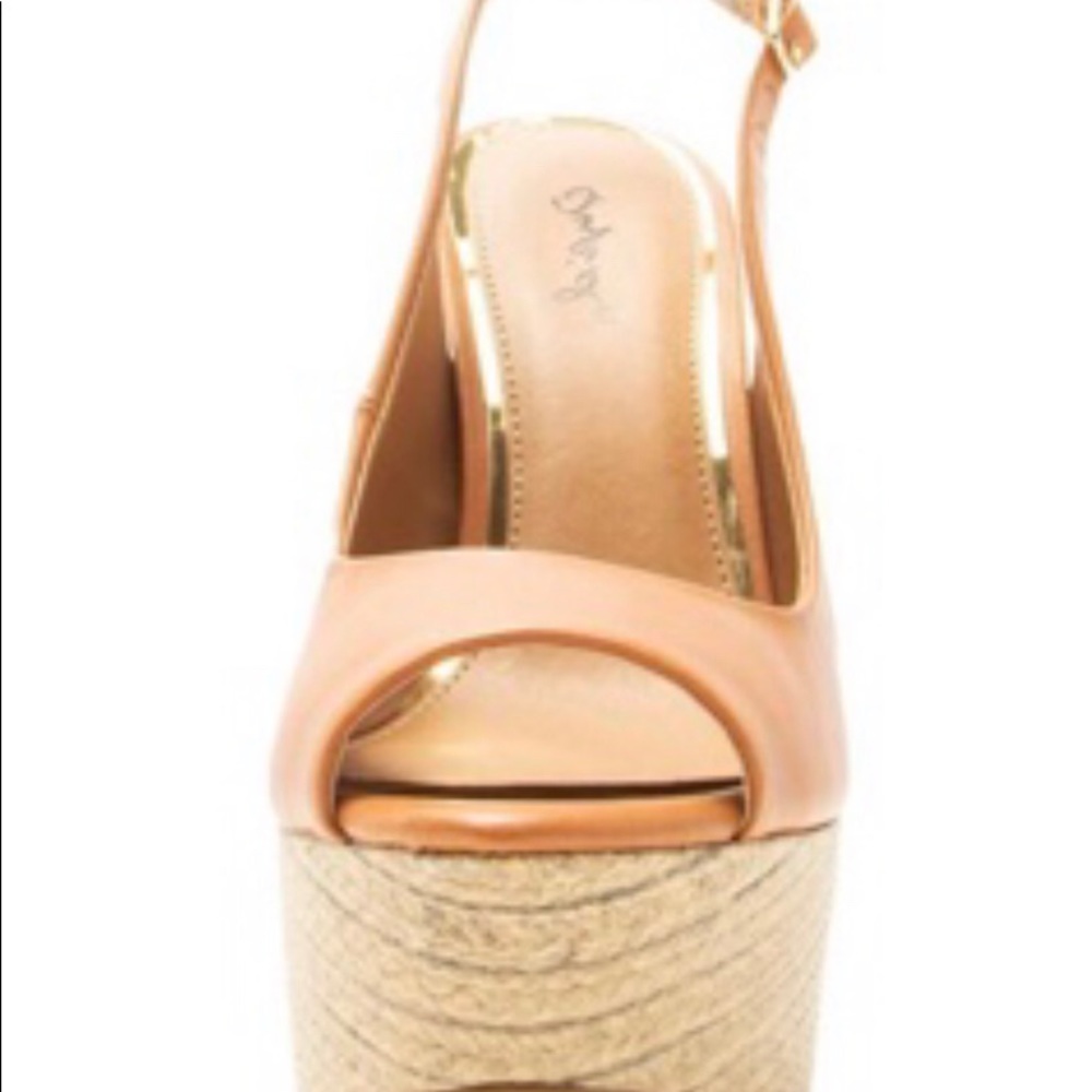 NWB Camel peep toe sling back sandal - Picture 3 of 3